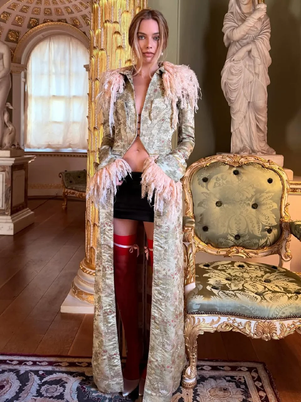 Марго Робби в винтажном John Galliano (@andrewmukamal)