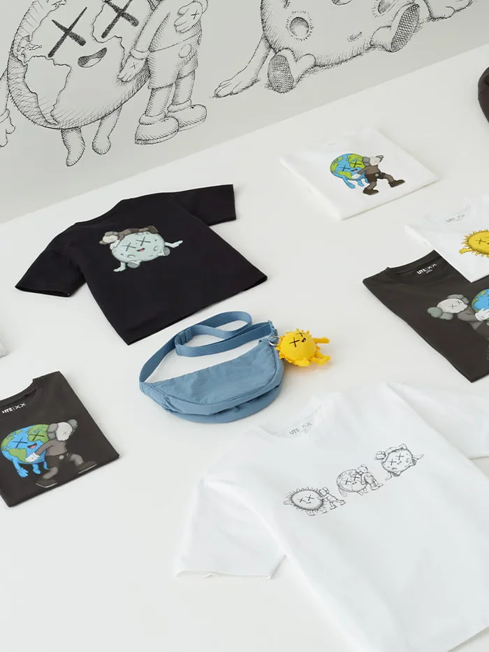 uniqlo kaws новая коллекция футболки свитшоты сумки брелоки купить 2026