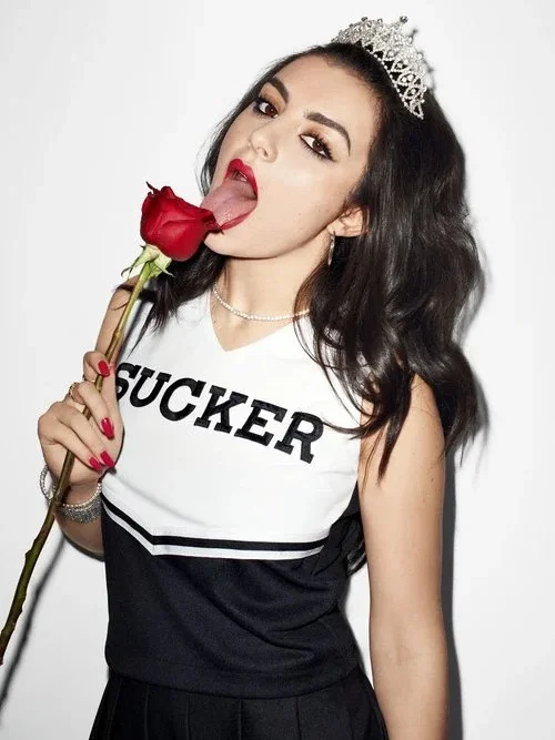 Чарли XCX в промо Sucker