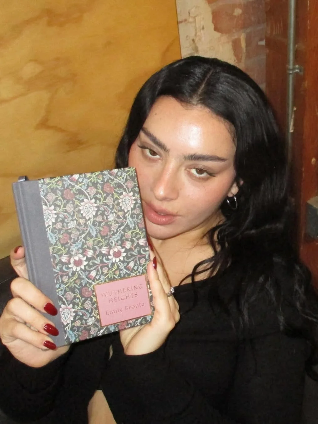 Charli xcx, чарли хсх, Charli xcx новый альбом, чарли хсх песни, брат, brat, грозовой перевал