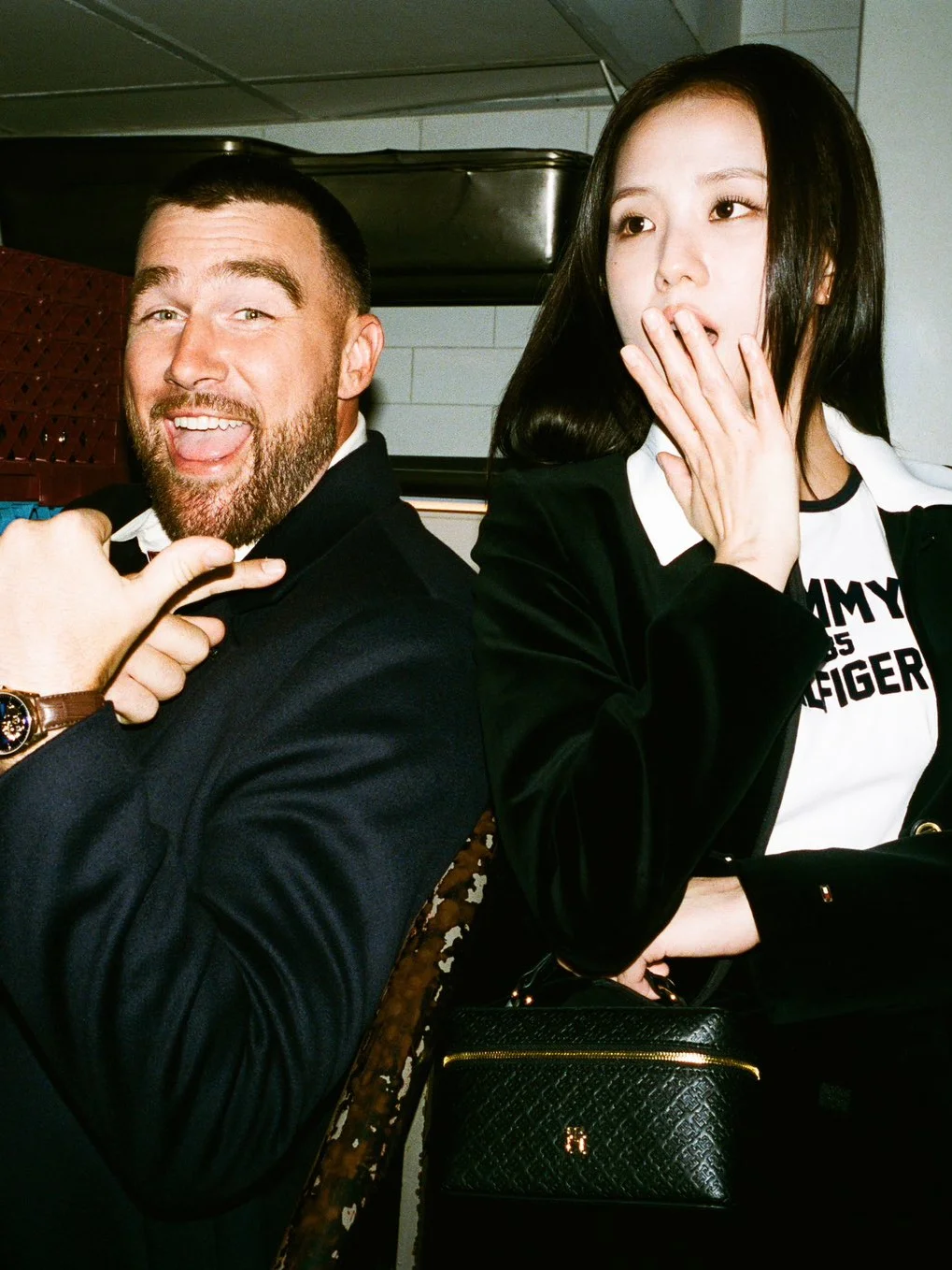 трэвис келси джису blackpink блэкпинк кпоп кей поп тейлор свифт tommy hilfiger новая коллекция рекламная кампания кампейн осенний гардероб осенняя одежда осень 2026