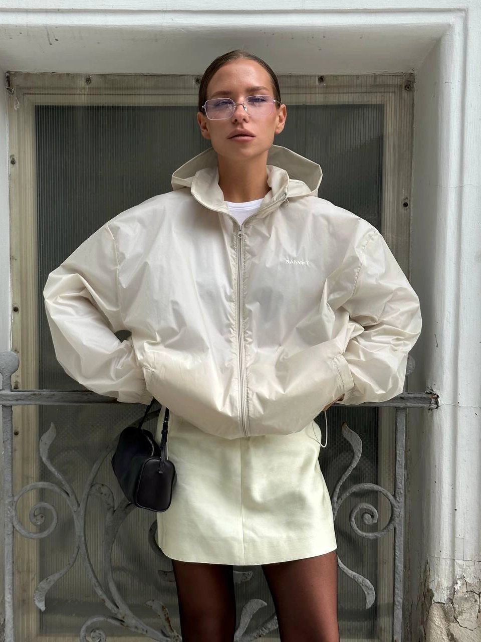 Белая ветровка