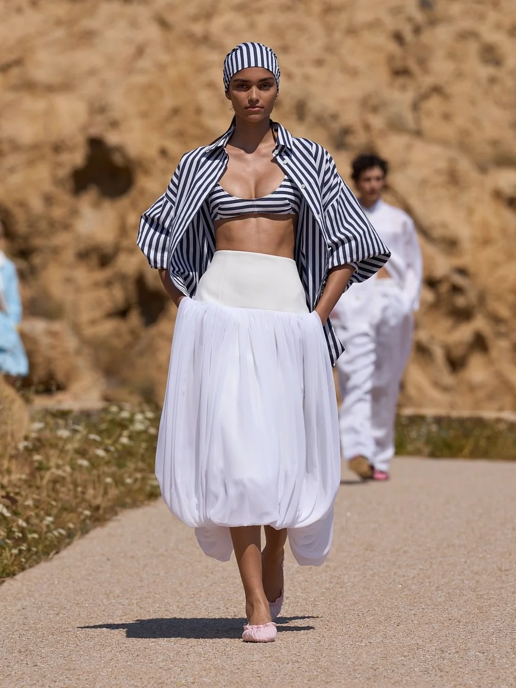 Jacquemus, Jacquemus показ ss27, Симон Порт Жакмюс, Корсика, Phare de la Pietra, жакмюс показ, Jacquemus весна-лето 2027