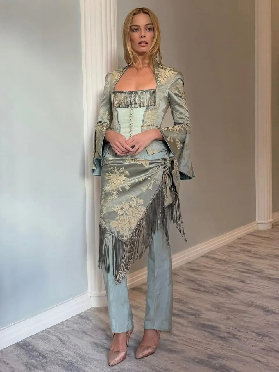 Марго Робби в винтажном John Galliano (@andrewmukamal)