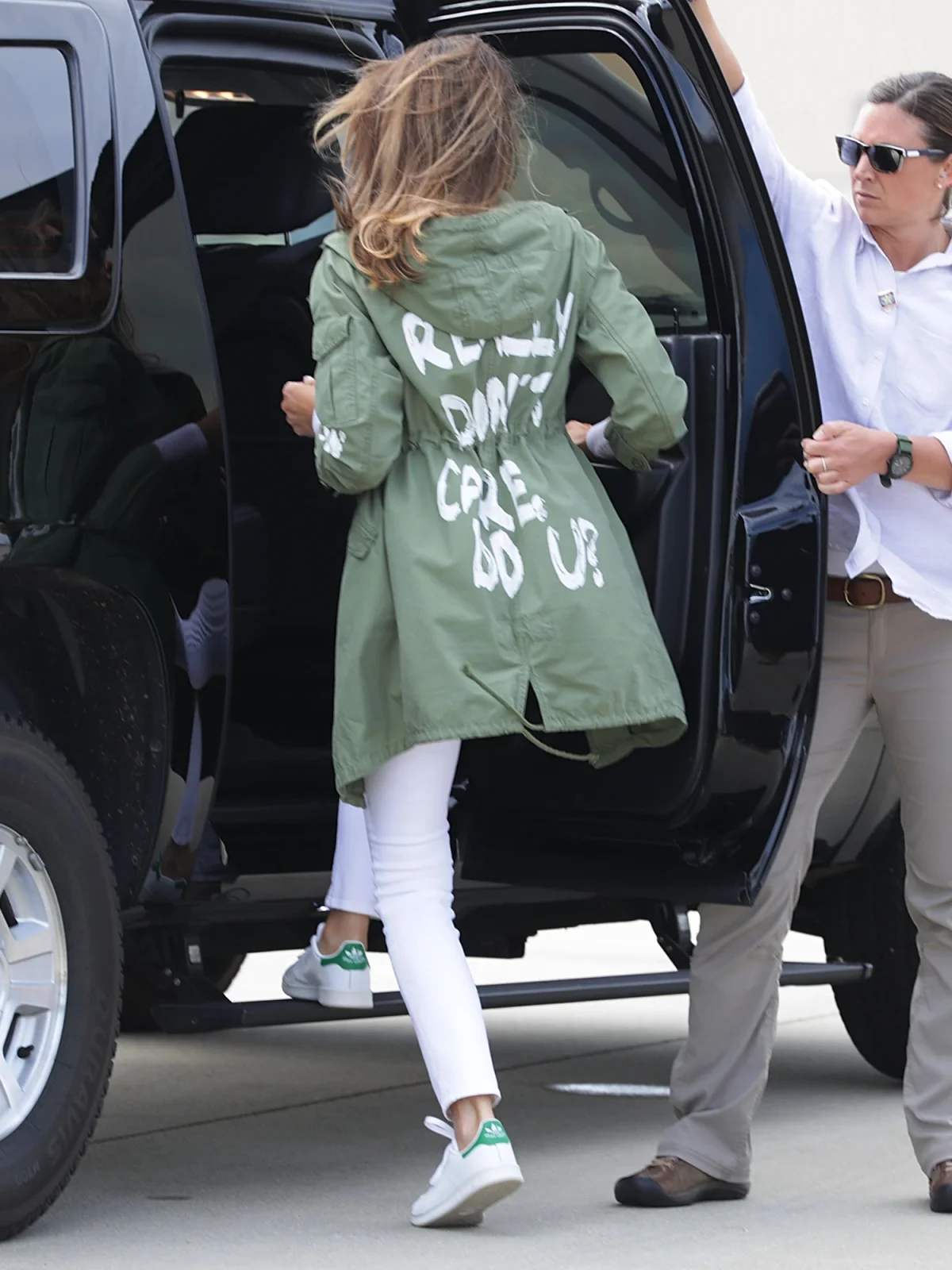 Мелания Трамп в куртке с надписью I Don't Care, Do You