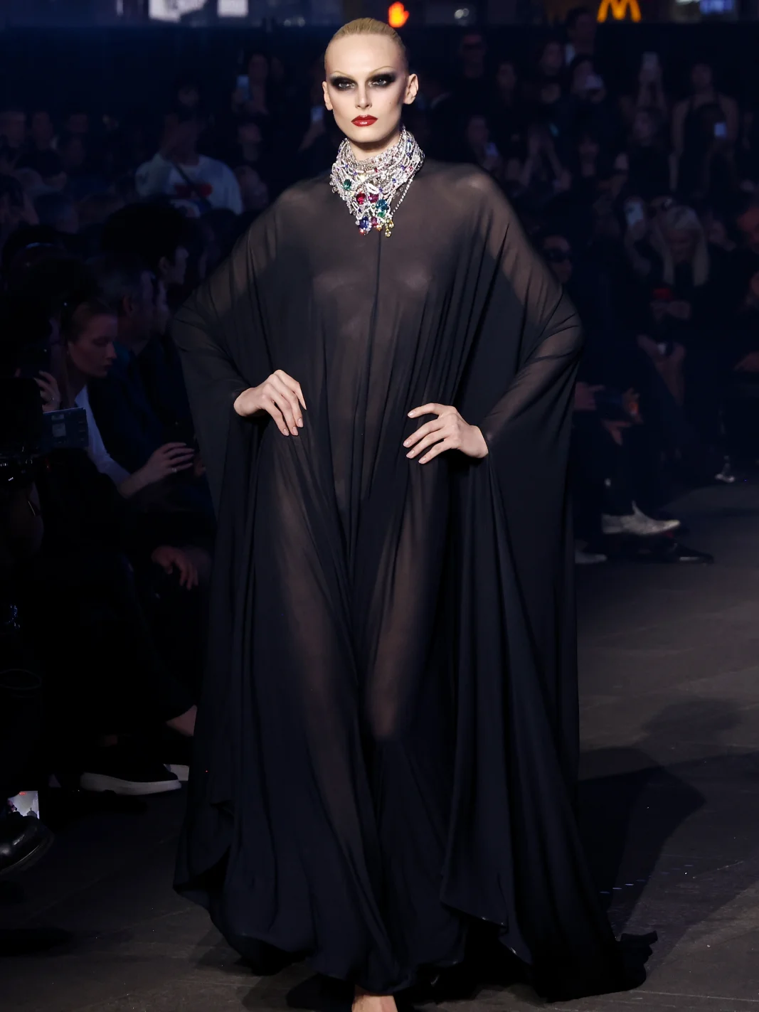 Gucci, GucciCore, гуччи круизная коллекция, Алекс Консани, Анок Яй, Габбриэтт, Эмили Ратаковски, Пэрис Хилтон, Синди Кроуфорд, Демна Гвасалия, Таймс-Сквер