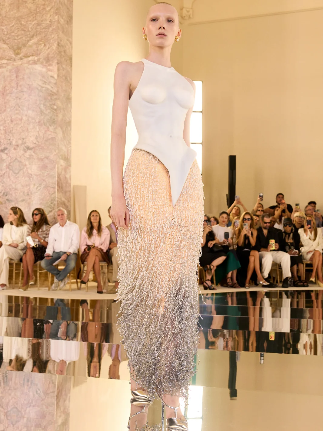 Алекс Консани на кутюрном показе Schiaparelli в платье, которое Зендея надела на премьеру Одиссеи
