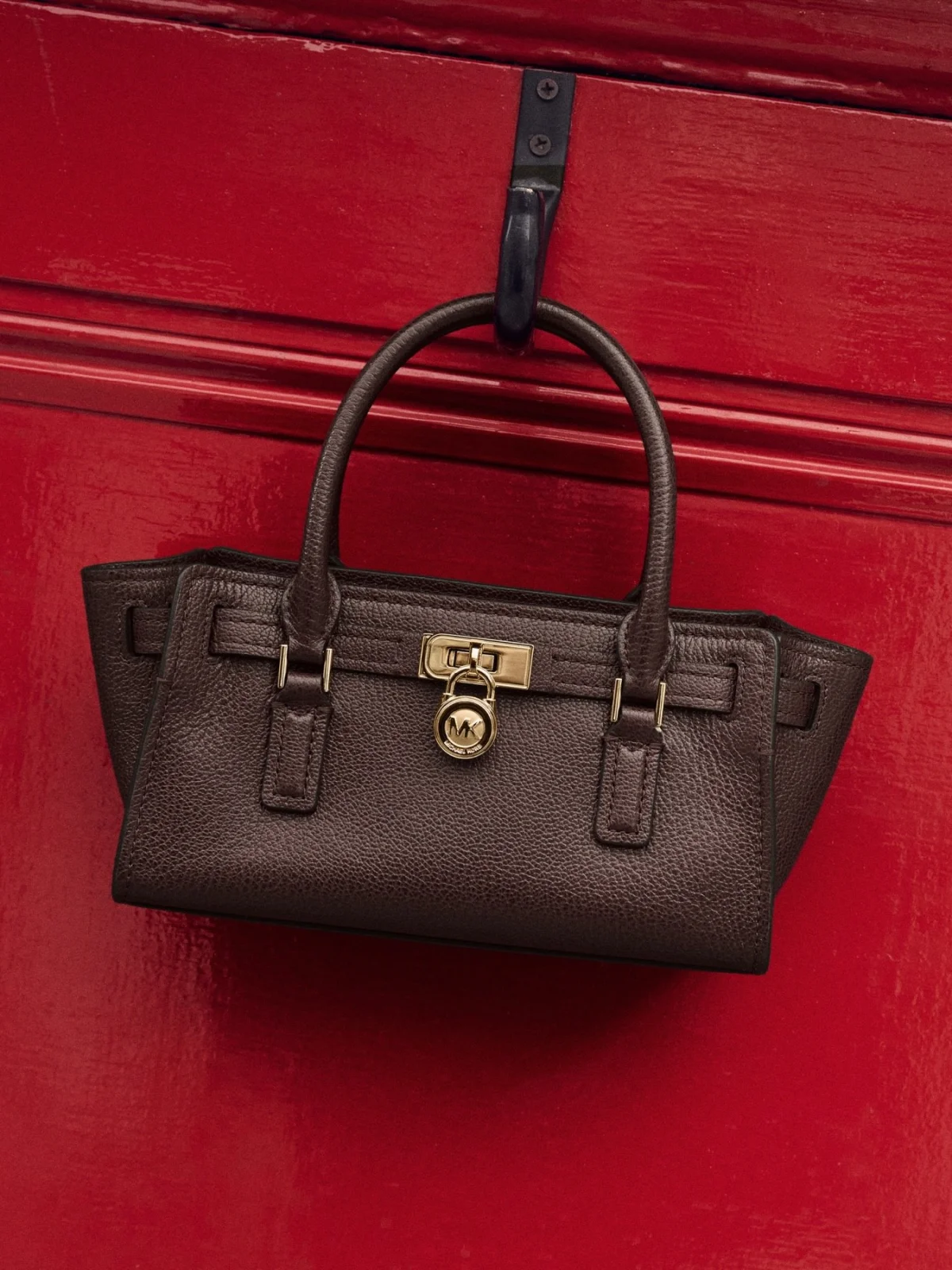 michael kors осенняя коллекция осень 2026 сумки сьюки уотерхаус дэнни рамирес рекламная кампания кампейн