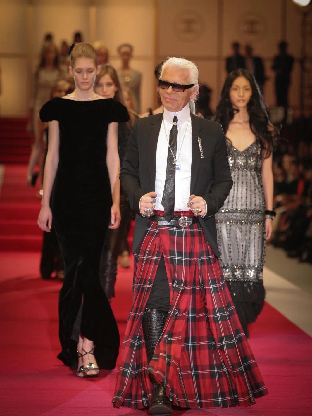 Карлу Лагерфельду на показе Chanel 2004