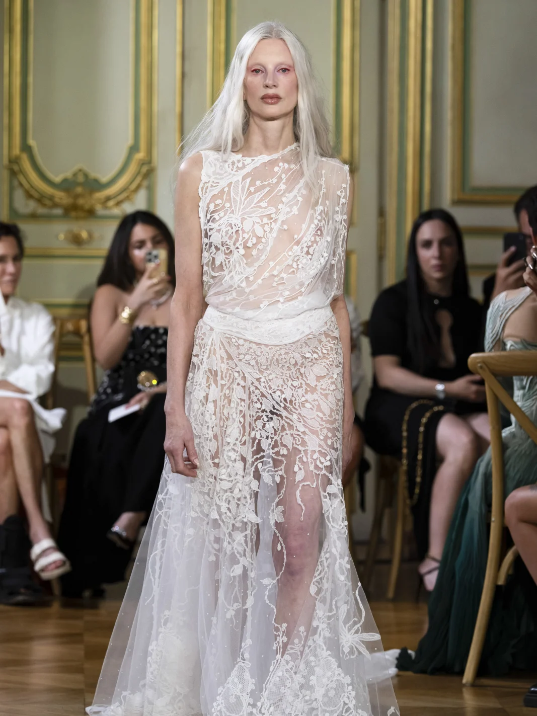 Кристен Макменами на показе Standing Ground Haute Couture, осень-зима 2026