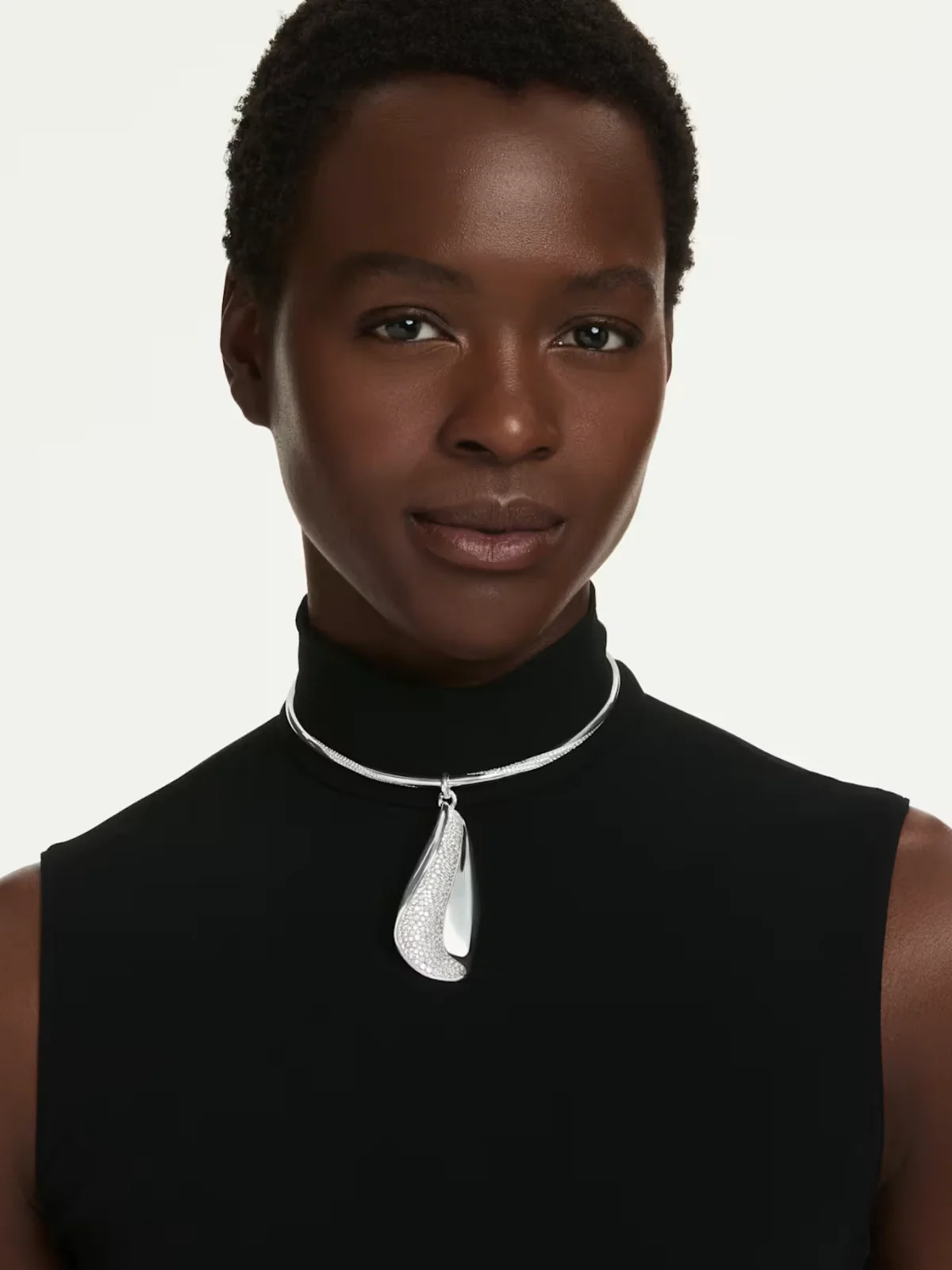 ариана гранде последние новости 2026 новая коллекция swarovski ювелирные украшения колье кулоны браслеты серьги кольца золото серебро