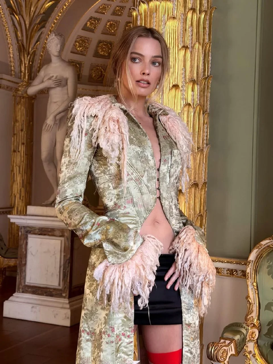 Марго Робби в винтажном John Galliano (@andrewmukamal)