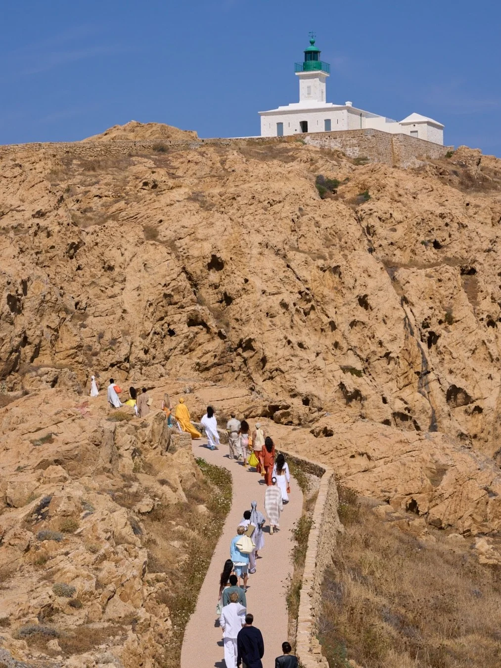Jacquemus, Jacquemus показ ss27, Симон Порт Жакмюс, Корсика, Phare de la Pietra, жакмюс показ, Jacquemus весна-лето 2027