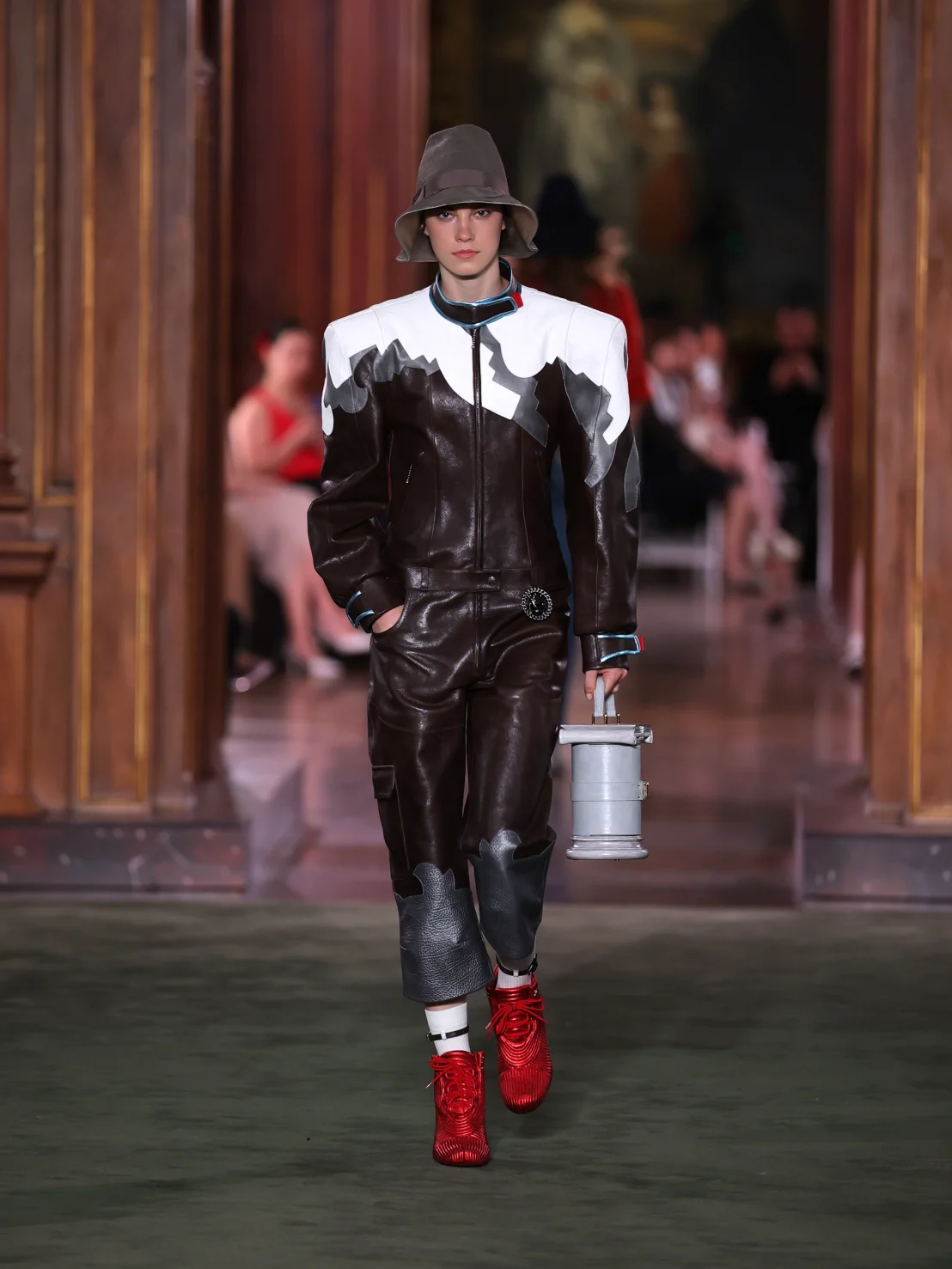 Louis Vuitton Cruise 2027, луи виттон круизная коллекция, Louis Vuitton показ, луи виттон показ, Николя Жескьер, Зендея, Энн Хэтэуэй, Кейт Бланшетт