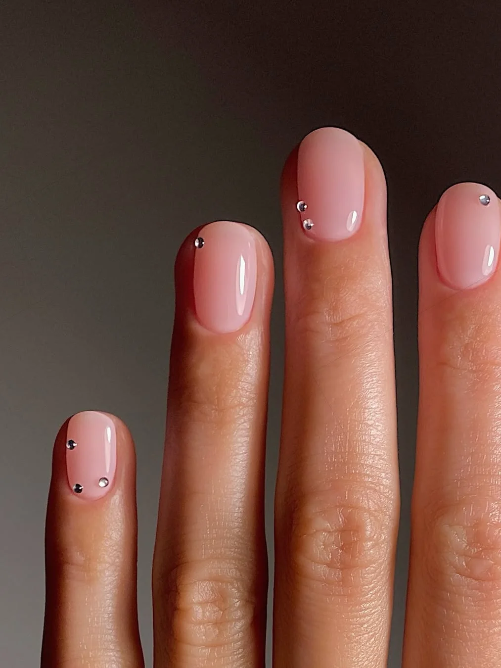 новогодний маникюр со стразами 2026
