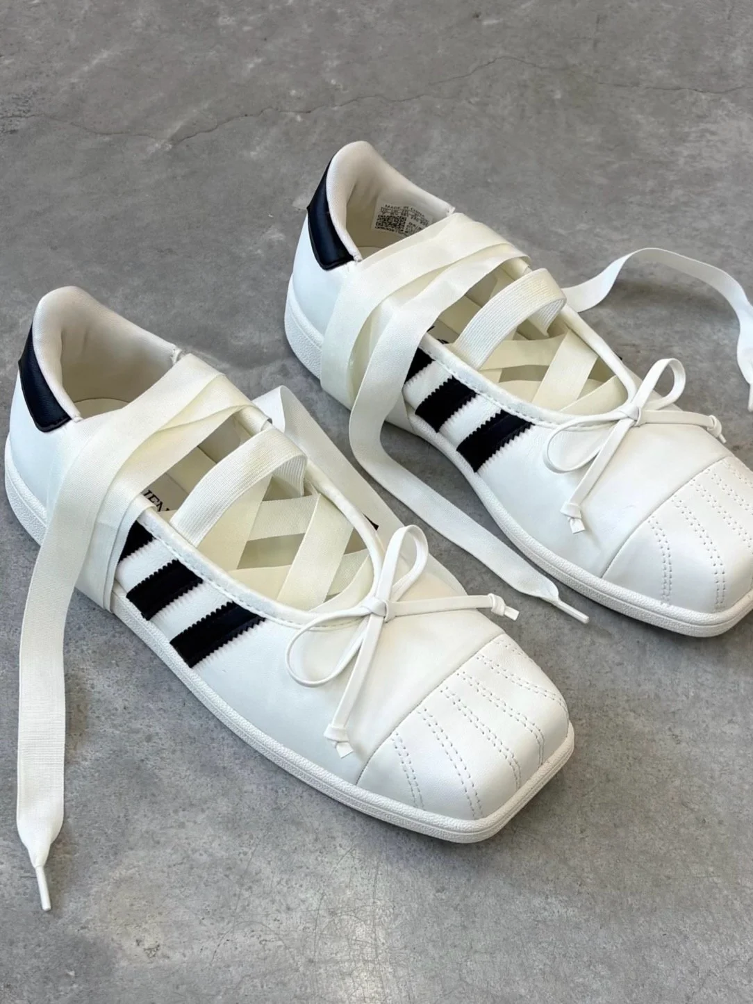 дженни блэкпинк blackpink кпоп кей поп к-поп адидас adidas originals superstar новая коллекция кампейн кроссовки балеткор балетная эстетика