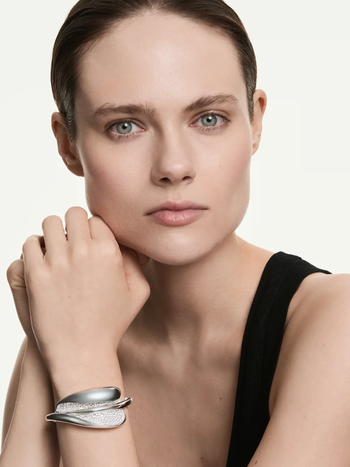 ариана гранде последние новости 2026 новая коллекция swarovski ювелирные украшения колье кулоны браслеты серьги кольца золото серебро