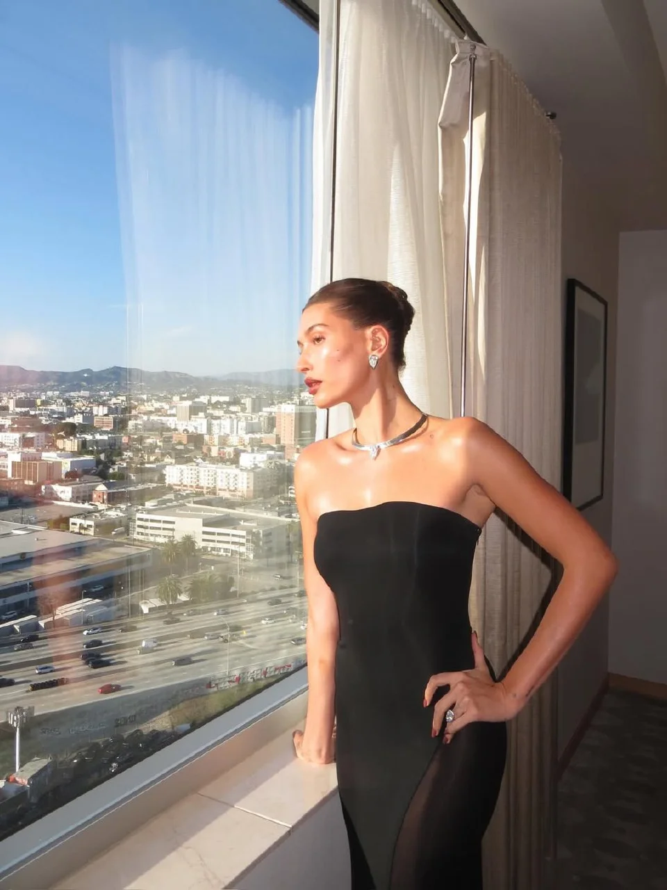 Хейли Бибер перед вечеринкой Vanity Fair (@haileybieber)