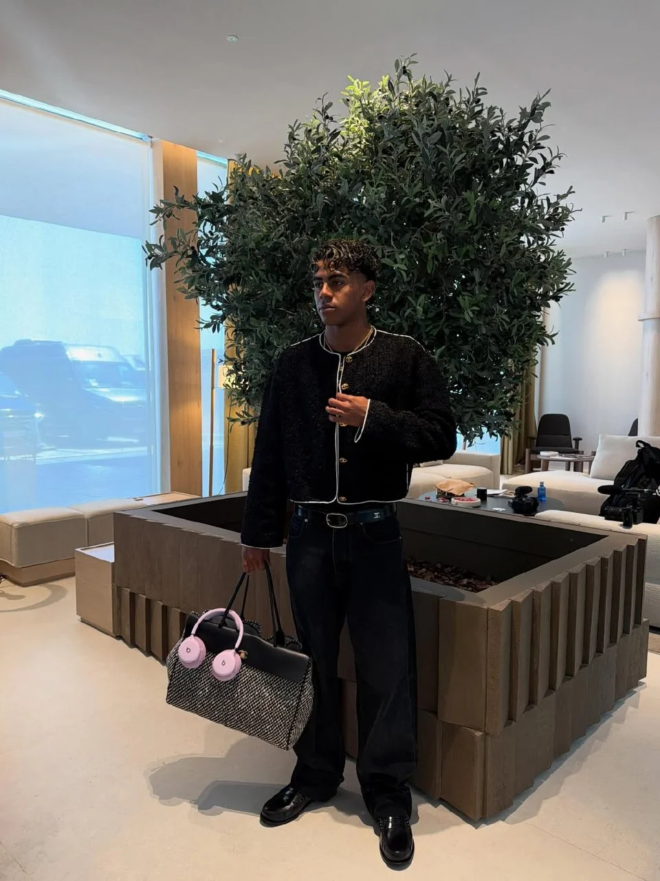 Ламин Ямаль с сумкой Chanel Shopping Bag