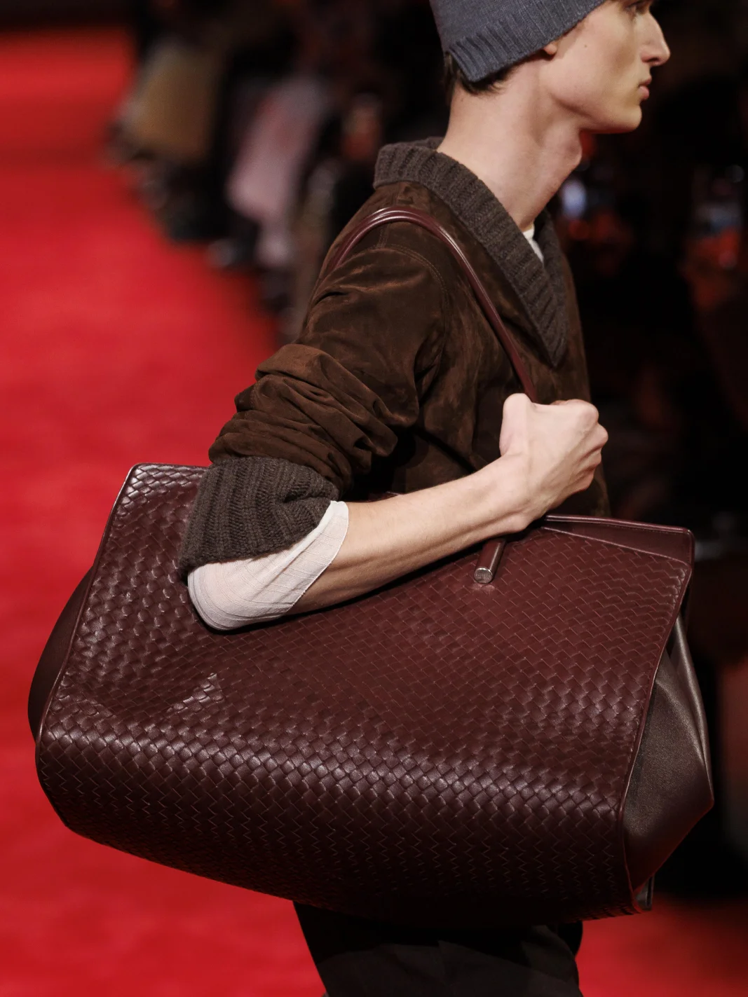 Сумка Bottega Veneta Barbara на показе осень-зима 2026