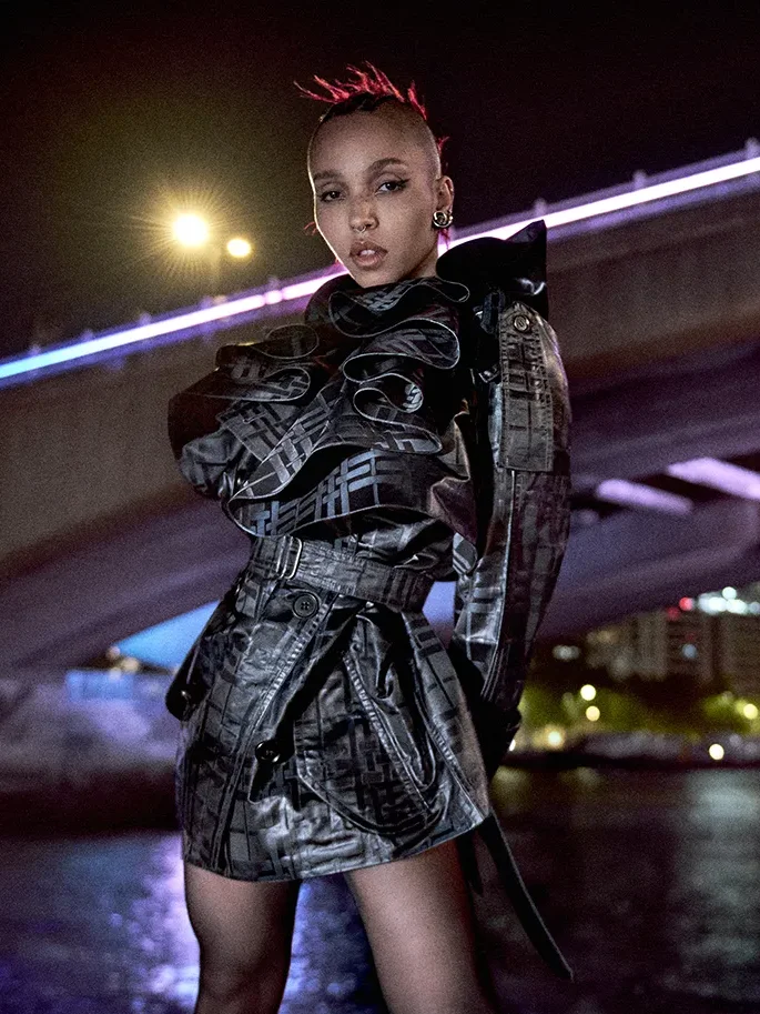 Burberry, берберри, FKA Twigs, Ромео Бекхэм, тренды осень 2026, верхняя одежда тренды