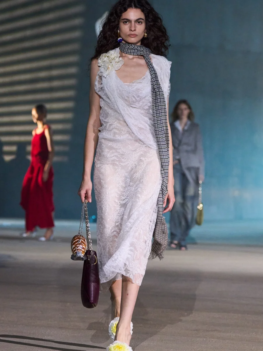 Dior Cruise, диор круизная коллекция, Джонатан Андерсон, Сабрина Карпентер, Джису, Аня Тейлор-Джой, Майли Сайрус, Лос-Анджелес, Голливуд