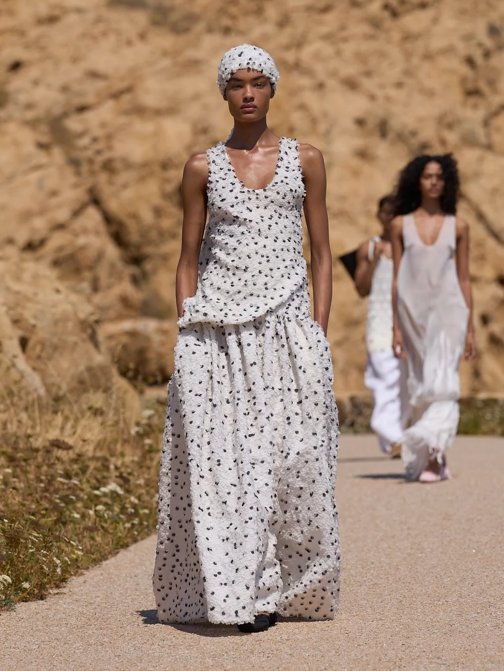 Jacquemus, Jacquemus показ ss27, Симон Порт Жакмюс, Корсика, Phare de la Pietra, жакмюс показ, Jacquemus весна-лето 2027