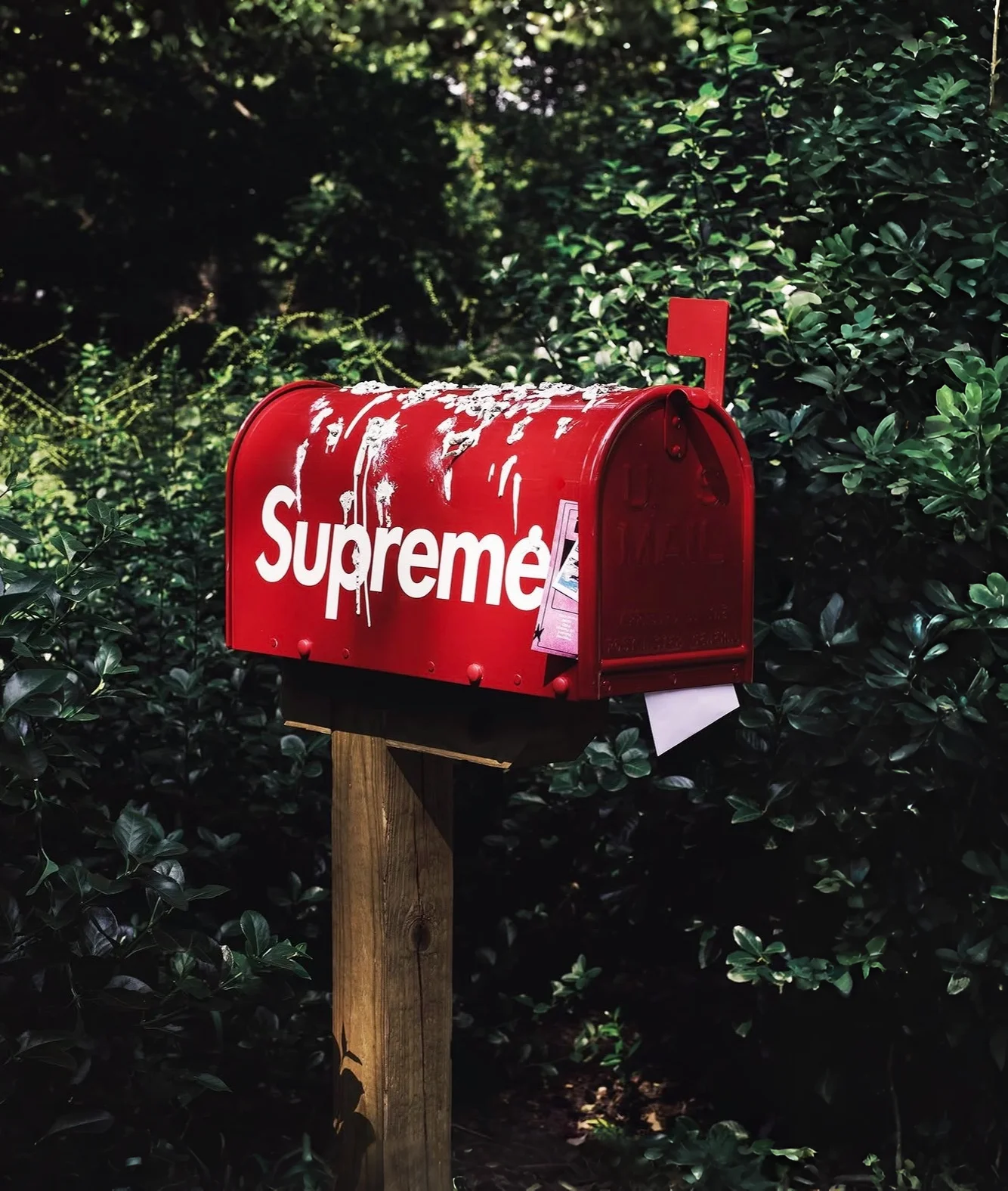 Пояснительная бригада: зачем Supreme выпускает пылесосы, мопеды и кирпичи