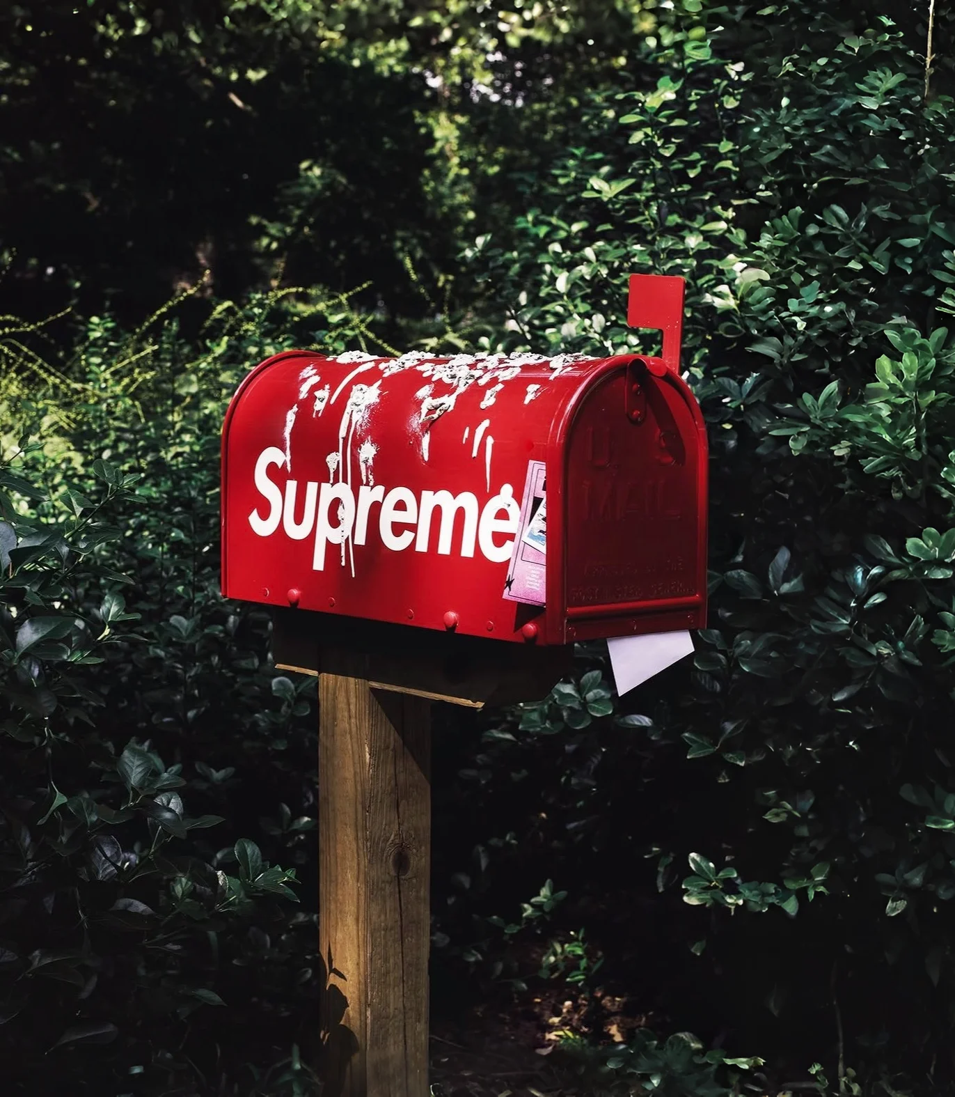 Пояснительная бригада: зачем Supreme выпускает пылесосы, мопеды и кирпичи