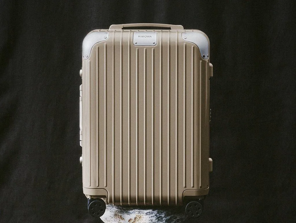 RIMOWA представил новый фирменный оттенок чемоданов Gloss Stone Beige