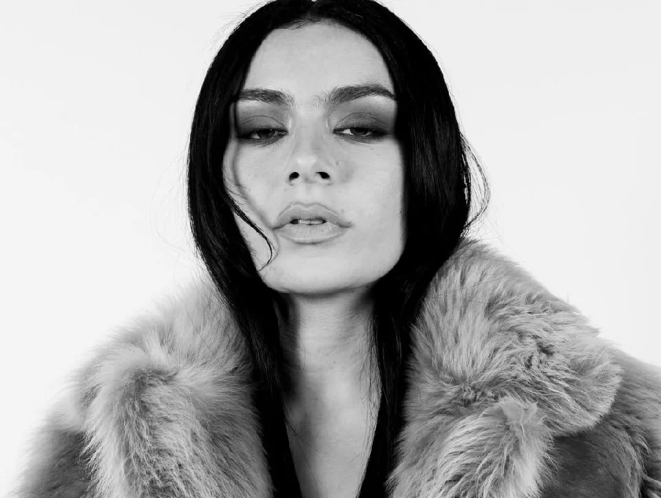 Как менялся стиль Charli XCX на протяжении карьеры