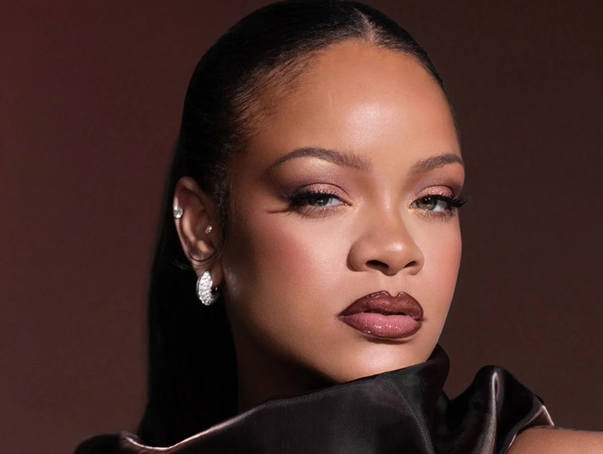 50 оттенков и три года разработки: Рианна представила новый тональный крем Fenty Beauty