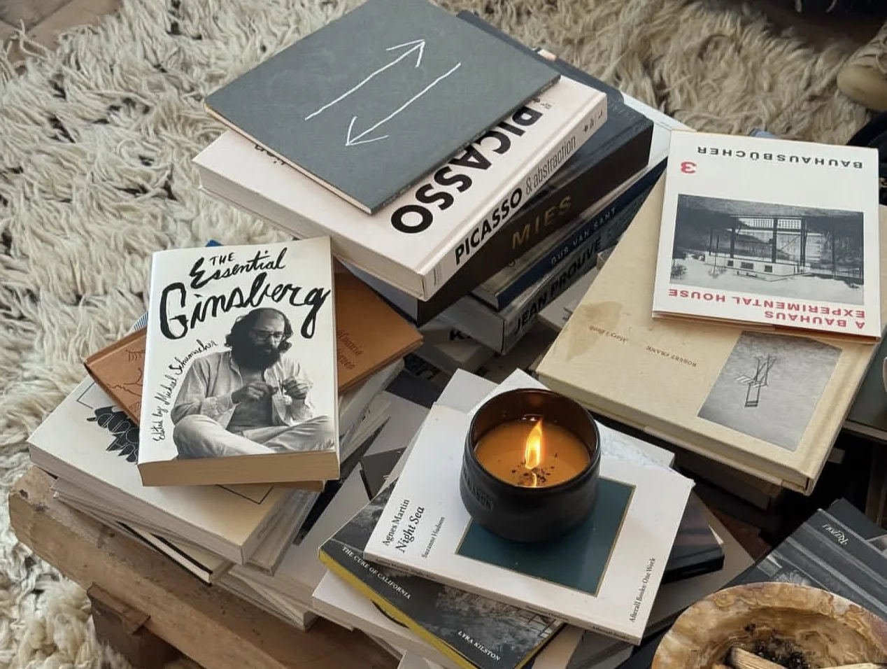 Настольная библиотека: 10 книг, которые украсят интерьер