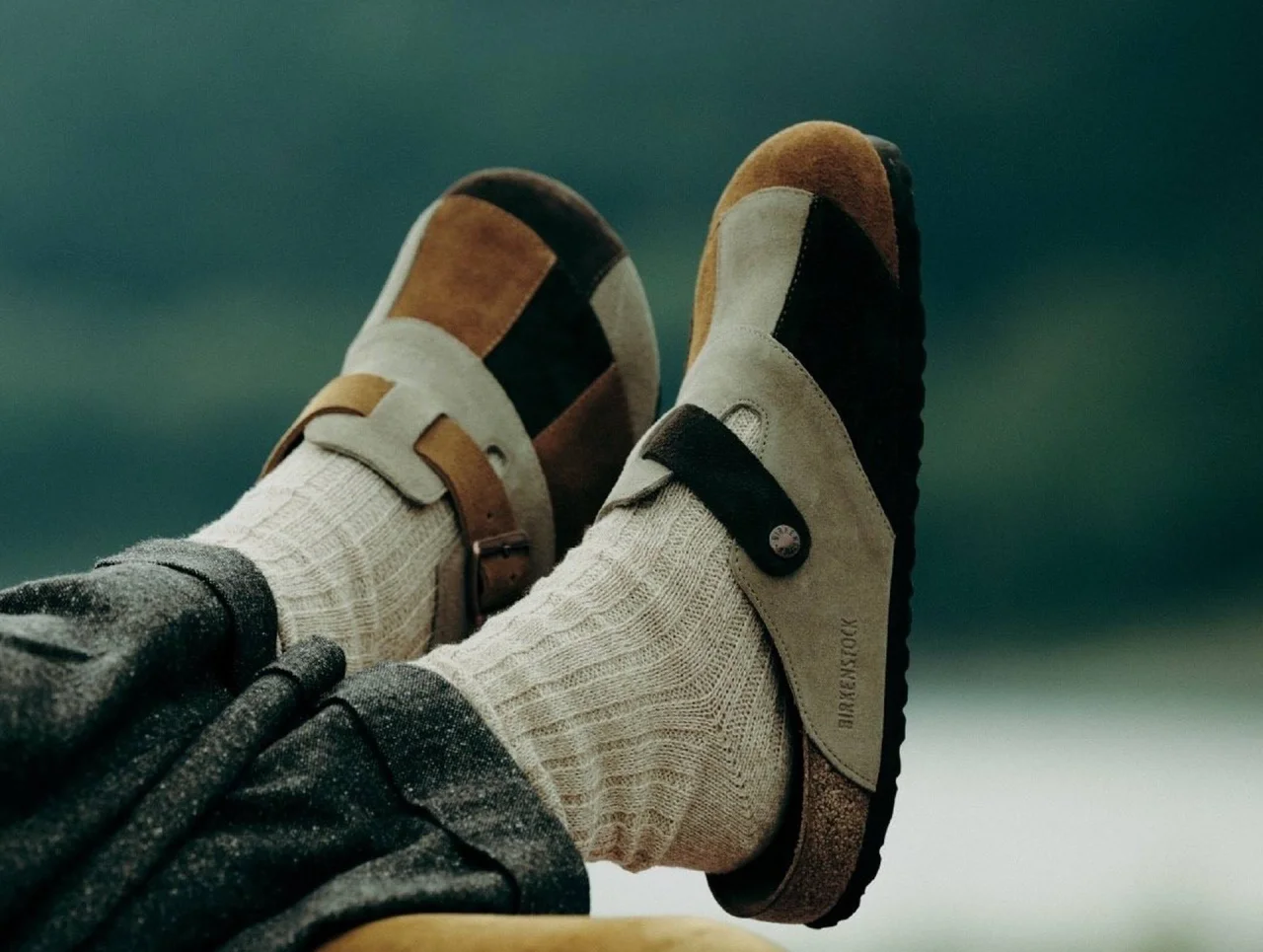 Новая версия культовых сабо: Beams выпустил коллабу с Birkenstock в честь своего юбилея