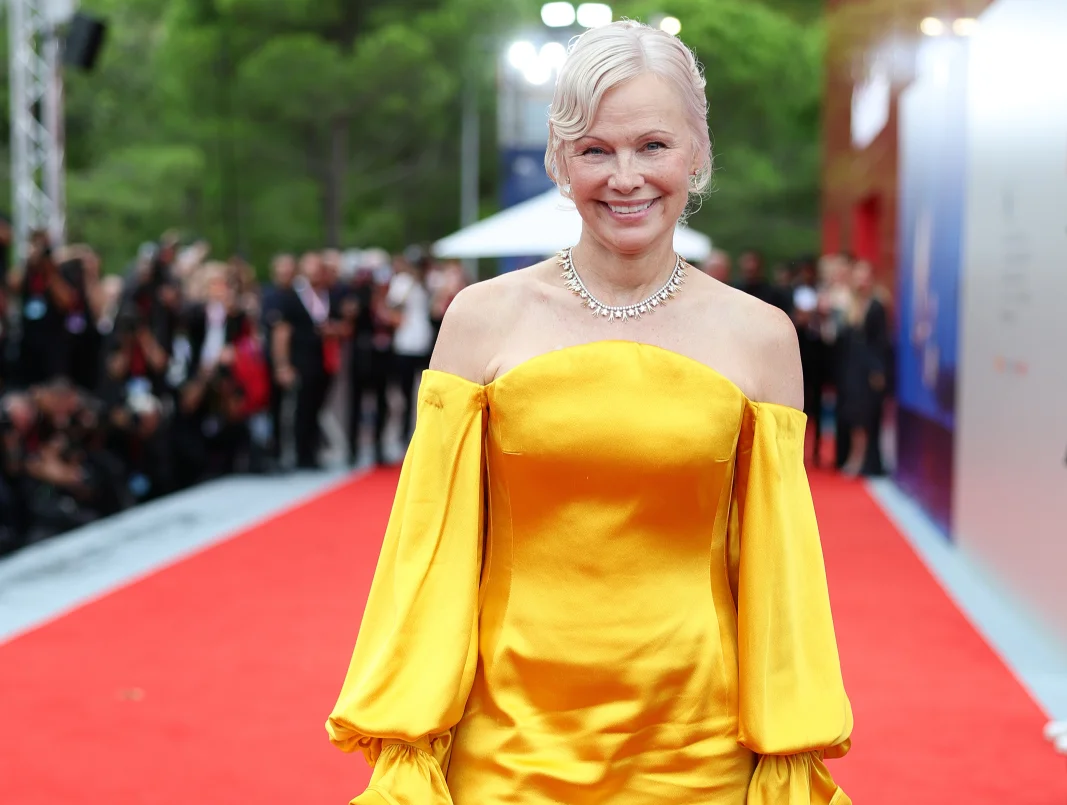 Памела Андерсон в Carolina Herrera и другие звезды: как прошел восьмой день Венецианского фестиваля