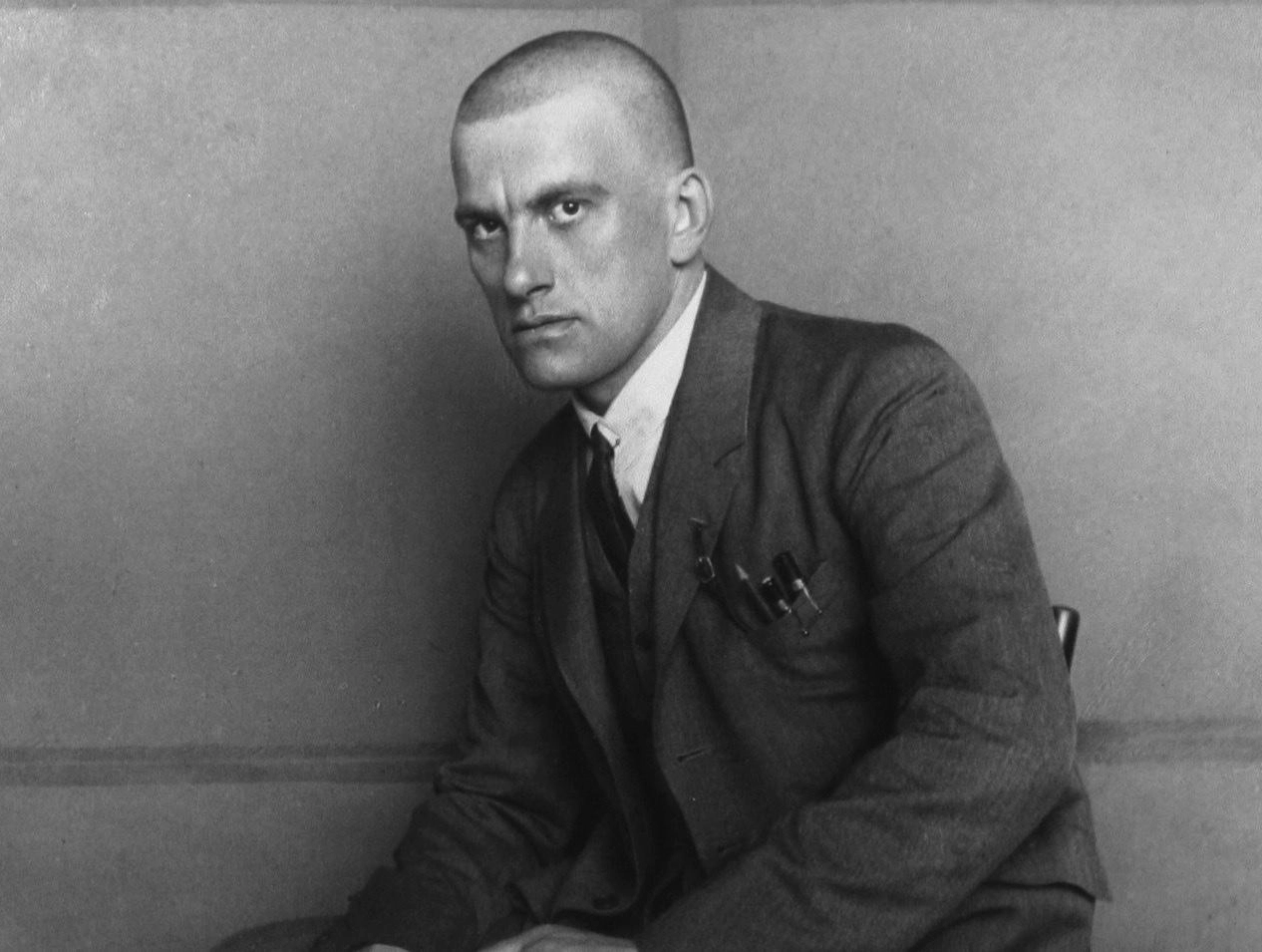 Одеться по Маяковскому: вещи и аксессуары из стихотворений главного футуриста русской литературы