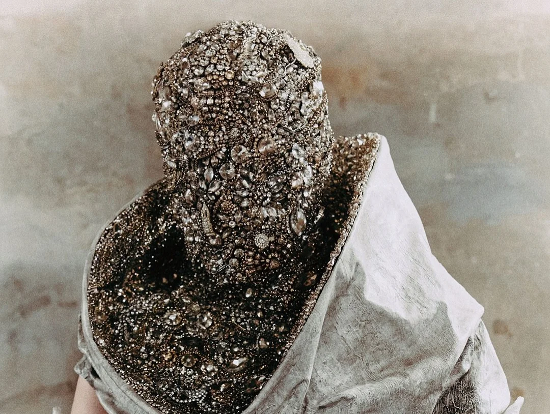 На чем построена философия Maison Margiela? Смотрим в новой короткометражке бренда