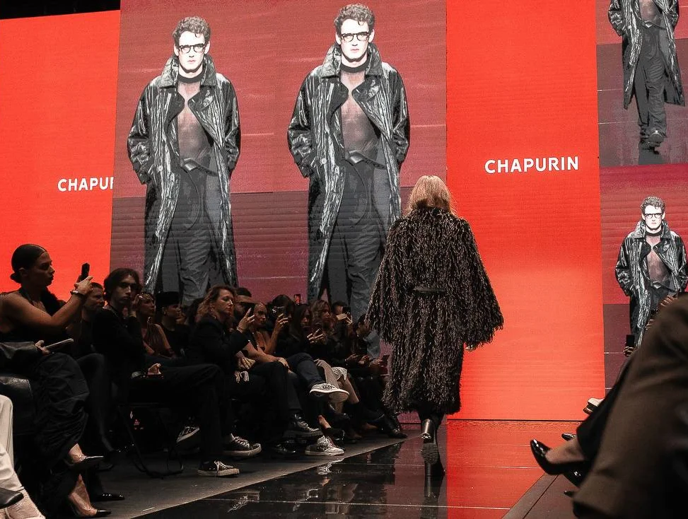 Пайетки, перья и геометричные силуэты: что показал CHAPURIN на Неделе Моды в Петербурге