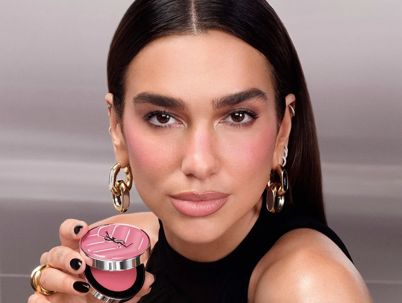 Легендарные румяна, но в кремовой текстуре: Дуа Липа представила новинку YSL Beauty