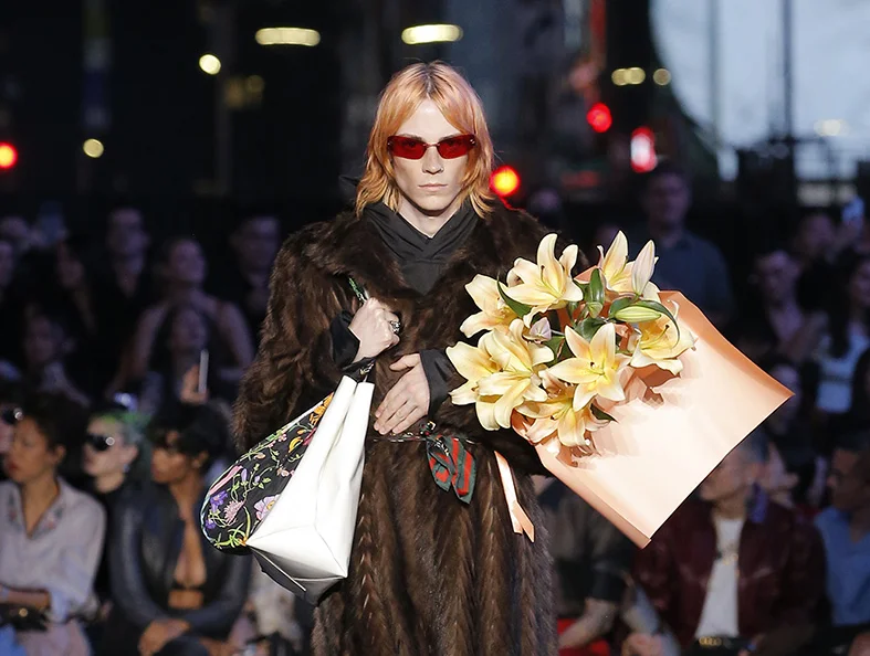 Образы для тех, кто вечно спешит: каким получился показ круизной коллекции Gucci